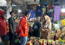 Disebut Sulsel Bangkrut, Ekonomi Makassar Tetap Tumbuh 5.40 Persen Ditangan Mantan Penjual Pisang Goreng FOTO: Moh Ramdhan Pomanto atau 'Danny Pomanto' Calon Gubernur Sulsel nomor 1 saat berkunjung ke Pasar Sentral Pangkep. Jumat (4/10/2024)