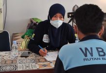 Rutan, Pemkab Barru dan Dinkes Sulsel Kerjasama Gelar Pemeriksaan Kesehatan Cegah Penyakit Menular FOTO: Salah satu tenaga kesehatan memeriksa kesehatan warga binaan Rutan Kelas IIB Barru. Jumat (4/10)