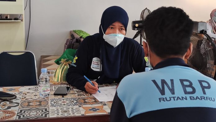 FOTO: Salah satu tenaga kesehatan memeriksa kesehatan warga binaan Rutan Kelas IIB Barru. Jumat (4/10) 