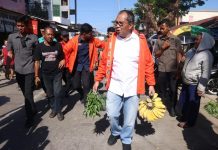 Kampanye Cagub: Lebih Sering ke Pasar Tradisional, DP: Dulu saya Penjual Pisang Goreng FOTO: Calon gubernur Sulawesi Selatan Nomor Urut 2 Moh Ramdhan Pomanto atau 'Danny Pomanto' saat mengunjungi pasar Sentral Pangkep. Jumat (4/10/2024)