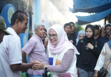 Program Perlengkapan Sekolah Gratis, Warga Wajo Lebih Percaya Seto-Rezki, Karena Sudah Dijalankan di Sinjai FOTO: Rezki Mulfiati Lutfi, saat menemui warga di Jalan Da’wah, Kelurahan Malimongan Tua, Kecamatan Wajo, Makassar, Jumat (4/10/2024).