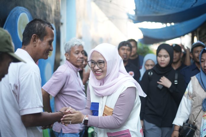 FOTO: Rezki Mulfiati Lutfi, saat menemui warga di Jalan Da’wah, Kelurahan Malimongan Tua, Kecamatan Wajo, Makassar, Jumat (4/10/2024).