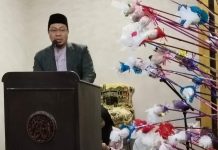 Warga Permata Hijau Permai Maulid Di Mesjid Al Ikhlas FOTO: Ustad Pahrul Rijal, SQ, SS, M.Pd dalam ceramahnya di Mesjid Al Ikhlas yang dilaksanakan warga Bumi Permata Hijau Permai (BPH) Jl Hertasning Makassar, Jumat malam (4/10),