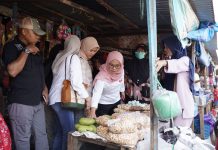Jadi Denyut Perekonomian Dibatas Kota Rezki Blusukan ke Pasar Mandai FOTO: Calon Wakil Wali Kota Makassar, Rezki Mulfiati Lutfi Saat melakukan blusukan di Pasar Mandai, Sabtu (5/10/2024).