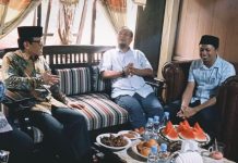 La Tinro Pimpin Kampanye Sudirman-Fatma di Pilgub dan Ucu-Iwan di Pilkada Enrekang FOTO: Anggota DPR RI Fraksi Gerindra, Ir. Haji La Tinro La Tunrung menyambut baik kedatangan calon Gubernur Sulsel, Andi Sudirman Sulaiman saat berkampanye di Kabupaten Enrekang, Sabtu, 5 Oktober 2024.