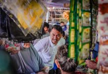 Andi Seto Blusukan, Temukan Keluhan Pedagang Kondisi Pasar Hartaco FOTO: Andi Seto Gadhista Asapa Calon Wali Kota Makassar saat lakukan blusukan di pasar tradisional Parang Tambung, Kecamatan Tamalate.