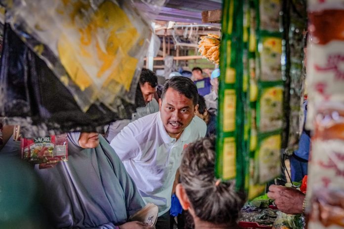 FOTO: Andi Seto Gadhista Asapa Calon Wali Kota Makassar saat lakukan blusukan di pasar tradisional Parang Tambung, Kecamatan Tamalate.