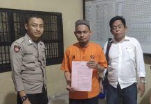 Oknum ASN Ditetapkan Tersangka Ujaran Kebencian, BMI Desak APH Periksa Oknum Dewan DPRD Parepare FOTO: Oknum ASN di Pemkot Parepare saat dilakukan penahanan oleh pihak kepolisian. (Istimewa)