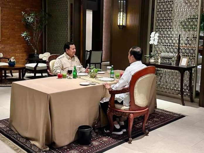 FOTO: Presiden Jokowi mengunggah foto makan malam bersama Presiden Terpilih sekaligus Menhan Prabowo Subianto di Plataran, GBK. Pertemuan berlangsung dua jam lebih (Foto: Facebook; @jokowi)