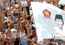 Parpol Pengusung Andalan Hati Tak Solid, Pakar: Kualitas dan Karakter Cagub Jadi Sikap Apatis di Kalangan Kader ILUSTRASI: Sejumlah pendukung Prabowo Subianto saat kampanye Partai Gerindra melakukan salam dua jari dalam kampanye terbuka di Lapangan GOR Wisanggeni, Tegal, Jawa Tengah, Senin (1/4/2019). ANTARA FOTO/Oky Lukmansyah/ama/aa.