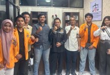 Aldin Apresiasi Almamater UNM Gelar Seminar Nasional Jelang Pelantikan Presiden Terpilih FOTO: Drs Aldin Bulen, SH,.MH saat menerima panitia seminar di kantor pengacara Aldin Bulen & Partner, Jalan AP Pettarani, Makassar. Kamis (10/10/2024)