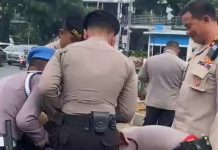 Mentan di Demo, Viral Video Polisi Pingsan Saat Pengamanan FOTO: Hasil tangkap layar anggota kepolisian pingsan saat pengamanan aksi demontrasi yang digelar Gerakan Mahasiswa dan Pemuda Sulawesi Selatan.