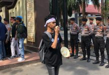 3 Oknum Guru di Kepulauan Aru Lakukan Pelecehan, Amajar Makassar Gelar Aksi di Mapolda Sulsel FOTO: Aliansi Mahasiswa Jagaria Makassar melakukan aksi di depan Mapolda Sulsel.