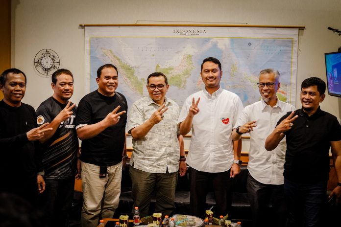 FOTO: Rektor Universitas Patria Artha Makassar-Bastian Lubis, dan Andi Seto Asapa-calon Wali Kota Makassar, di kampus Universitas Patria Artha pada Minggu, 13 Oktober 2024.