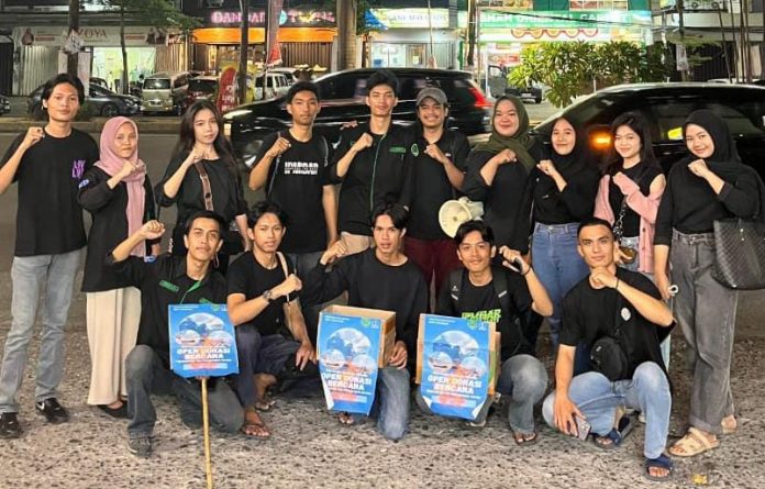 FOTO: BPP Ikatan Pelajar Mahasiswa Indonesia Bone Barat (BPP-IPMIBAR) menggelar aksi kemanusiaan di Jalan Boulevard dan Pettarani pada minggu malam (13/10/2024).