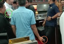 Oknum Dewan Langgar Aturan Sendiri: Asyik Merokok di Ruang Paripurna DPRD Sulsel FOTO: Anggota Dewan tertangkap sedang merokok di ruang rapat paripurna gedung DPRD Sulsel. (Istimewa)
