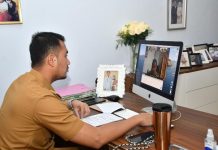 Warga Rasakan Program Kesehatan dan Pendidikan Gratis Andi Seto di Kabupaten Sinjai FOTO: Andi Seto Asapa ditengah kesibukannya sebagai Bupati Sinjai. (Istimewa)