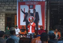 Ditengah Kesibukan Kampanye, DP Ziarah Kubur ke Makam Ayah Mertua di Desa Salebba Bone FOTO: Danny Pomanto saat melakukan aktivitas kampanyenya di Kabupaten Bone.