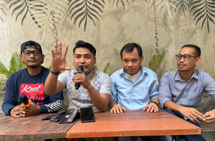 FOTO: Koalisi Aktivis dan Pemuda Sulsel dari kiri Ilank Radjab Ketua Senat Hukum se Indonesia, Syamsul Bahri Majjaga Wasekjen DPP KNPI, DR Aloq mantan PB HMI dan Dudi Jufri mantan Presidium BEM Nusantara.