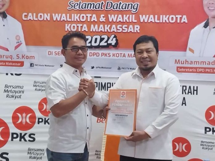 FOTO: Irwan Adnan saat mendaftar di DPD PKS Makassar, Diterima Anwar Faruq selaku Ketua DPD PKS Makassar. (Properti Via Ujung Jari)