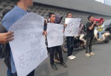 SA Pernah Tersangka, Kejati Sulsel Digeruduk: Pertanyakan SP3 Cabup Bupati Sidrap FOTO: Sejumlah mahasiswa di Makassar geruduk kantor Kejaksaan Tinggi (Kejati) Sulawesi Selatan di Jalan Urip Sumoharjo Km. 4 Makassar. Kamis (14/10).