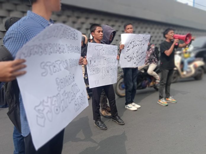 FOTO: Sejumlah mahasiswa di Makassar geruduk kantor Kejaksaan Tinggi (Kejati) Sulawesi Selatan di Jalan Urip Sumoharjo Km. 4 Makassar. Kamis (14/10).