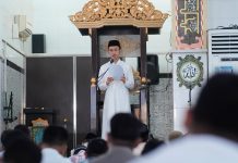 Jadi Khotib Jumat, Daeng Tayang Ingatkan Dampak Buruk Judi Online FOTO: Ketua Yayasan Arifah, Ilham Ari Fauzi Amir Uskara saat mengisi khotbah Jumat di Masjid Anshar, Jalan Somba Opu, Kelurahan Moluku, Kecamatan Ujungpandang, Jumat (18/10/2024).