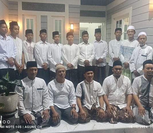 Hadi Purwanto dan Warga Gelar Sholawatan Bentuk Tasyakuran Untuk Bangsa Hadi Purwanto bersama warga dusun Banjarsari, desa Kedunglengkong, kecamatan Dlanggu, menggelar kegiatan Sholawat Nabi untuk meraih syafaat Rosulullah serta memperoleh berkah Alloh SWT.
