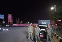 Satpol PP Pemkot Makassar datang, Puluhan Pengemis dan Pengamen Mendadak Hilang di Simpang Lima Mandai FOTO: Satpol PP BKO di Kecamatan Biringkanaya saat melakukan patroli di kawasan simpang lima Mandai Makassar - Maros. Sabtu malam (19/10)
