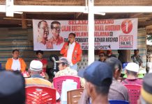 Siap-siap! 200 Juta per Tahun Bantuan untuk Desa Jika Danny-Azhar Terpilih di Pilgub Sulsel FOTO: Danny Pomanto saat menghadiri kampanye di kabupaten Jeneponto.