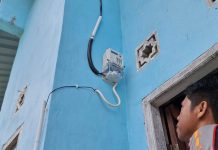 Pasang kWh Meteran Gratis Bagi Warga Miskin, Ada Oknum Aparat Desa di Galesong Utara Raub Keuntungan FOTO: Salah satu warga menatap kWh meter usai dipasang disalah rumah warga di di Desa Biring Kassi, Kecamatan Galesong Utara, Kabupaten Takalar. (Istimewa)
