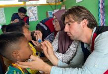 FK UNHAS dan LUMC Belanda Gelar Research Internship 2024, Fokus Penelitian Infeksi pada Siswa SD di Kota dan Desa FOTO: Salah satu mahasiswa dari Leiden University Medical Center (LUMC), Belanda mengikuti program Research Internship 2024 yang digelar oleh Fakultas Kedokteran Universitas Hasanuddin (FK UNHAS)