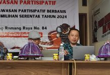 RT/RW Tidak Bisa Cawe Cawe di Pilkada Serentak FOTO: Sosialisasi 'Kampung Pengawasan Partisipatif berbasis lorong pada Pemilihan Serentak tahun 2024' di Sekretariat Panwascam Manggala Bawaslu Kota Makassar, Sabtu (26/10).