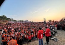 Siap Tempur di Pilgub, DIA Kumpul 20 ribu Relawan se Sulsel di Tokka FOTO: Danny Pomanto - Azhar Arsyad saat menemui 500 Tim pemenangan di Bukit Tokka, Kabupaten Maros. Ahad (27/10). (Istimewa)