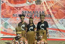 FMTI dan LAM Peringati Hari Sumpah Pemuda ke 96 Tahun di Anjungan Pantai Losari Makassar FOTO: Mahasiswa asal provinsi Papua yang ikut dalam kegiatan peringatan HUT Sumpah Pemuda ke 96 Tahun di Anjungan Pantai Losari Makassar.