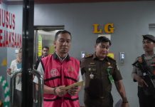 Proyek Pembangunan Perpipaan Air Limbah Makassar Kembali Makan Korban FOTO: EB saat digiring ke mobil tahanan milik Kejati Sulsel. (Properti Kasi Penkum Kejati Sulsel)