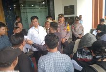 Manfaatkan Aplikasi, Diduga Oknum Pejabat di BPN Makassar Blok SHM Warga, Dijadikan “ATM” FOTO: Pengunjuk rasa dari ormas Tumpuan Keadilan Masyarakat saat diterima Kasi Pengukuran BPN/ATR Kota Makassar, Faisal, di Kantor BPN Makassar, Rabu (30/10)