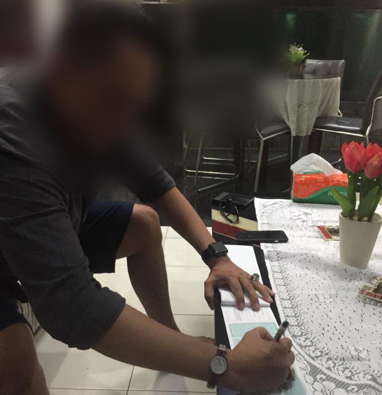 FOTO: Diduga W dengan tumpukan uang milyaran di kediaman MRPP. (Istimewa)