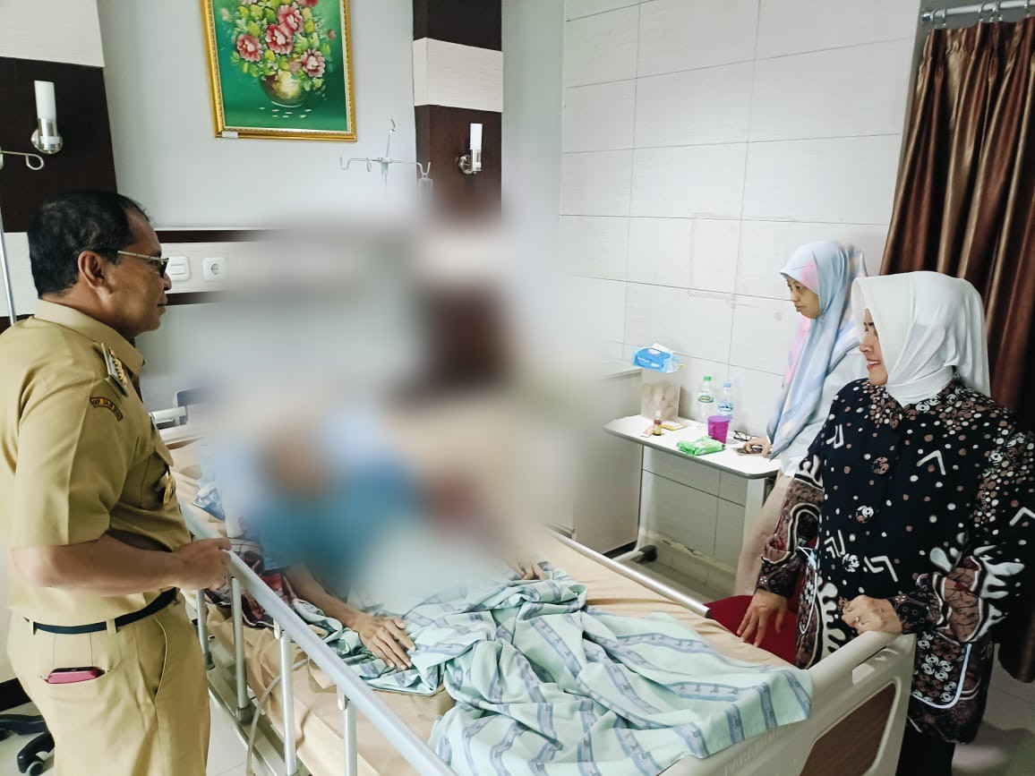 FOTO: Ramdhan Pomanto atau ‘Danny Pomanto’ dan Ketua PKK Kota Makassar, Indira Yusuf Ismail mengunjungi akademisi yang juga pengamat politik dan pertahanan Arqam Azikin yang terbaring sakit di gedung private care center, Rumah Sakit (RS), DR Wahidin Sudirohusodo.