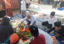 Kapolsek Dlanggu dan Warga Banjarsari Ngaji Bareng di Makam Umum Mbah Sentono