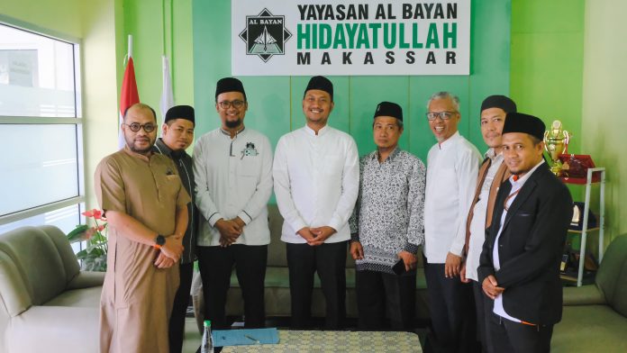 FOTO: Calon Walikota Makassar Andi Seto Asapa melakukan kunjungan khusus ke Pesantren Hidayatullah di BTP Tamalanrea, Senin pagi (4/11).