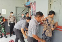 Dukung Program Akselerasi Menteri Imigrasi dan Pemasyarakatan, Rutan Kelas IIB Barru Gelar Razia Gabungan dan Tes Urine FOTO: Petugas Rutan Kelas IIB Barru saat menggeledah salah satu warga binaannya. (Istimewa)