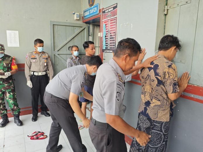 FOTO: Petugas Rutan Kelas IIB Barru saat menggeledah salah satu warga binaannya. (Istimewa)