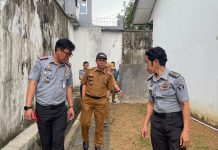 Dukung Program Ketahanan Pangan, Kepala Rutan Barru Jalin Koordinasi dengan Kadis Pertanian Kabupaten Barru FOTO: Amsar Kepala Rumah Tahanan Negara Kelas IIB Barru,melakukan koordinasi dengan Kepala Dinas Pertanian Kabupaten Barru.