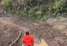 Ke Wilayah Terpencil Seko di Lutra, DP Ingin Dukung Langkah Ketahanan Pangan Nasional Presiden Prabowo FOTO: Tangkap Layar Calon Gubernur Sulawesi Selatan Moh Ramdhan Pomanto saat menggunakan kendaraan roda dua menuju Kecamatan Seko, Kabupaten Luwu Utara.