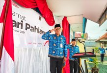 Rutan Kelas IIB Barru Gelar Upacara Hari Pahlawan 2024 FOTO: Inspektur upacara Kepala Rutan Kelas IIB Barru Amsar, Peringatan Hari Pahlawan Tahun 2024 di Lapangan Upacara Rutan Barru, Minggu, (10/11).
