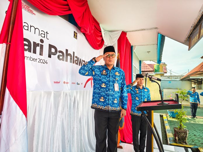 FOTO: Inspektur upacara Kepala Rutan Kelas IIB Barru Amsar, Peringatan Hari Pahlawan Tahun 2024 di Lapangan Upacara Rutan Barru, Minggu, (10/11).