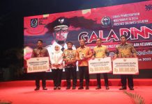 Dihadapan Prabowo Dana Desa Andalan Rp 500 Juta Diserahkan, Apdesi Sulsel: Sampai Sekarang Belum Terealisasi FOTO: Gubernur Sulsel, Andi Sudirman Sulaiman saat memberikan bantuan dana desa secara simbolis dihadiri Ketua Apdesi Sulawesi Selatan, Andi Sri Rahayu Usmi. (Sumber: Dok Apdesi Sulsel)