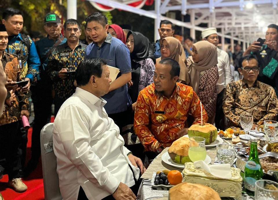 FOTO: Menteri Pertahanan Prabowo Subianto saat bersama Gubernur Sulsel, Andi Sudirman Sulaiman di rumah Jabatan gubernur Sulsel. (Sumber: Dok Apdesi Sulsel)