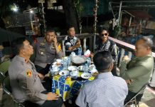 Kapolrestabes Makassar Kunjungi Kordinator FKPM Resort Kota Besar Makassar FOTO: Kapolrestabes Makassar Kombes Dr Mokhamad Ngajib, SIK, MH, Kabag Operasi AKBP Darminto, S.Sos dan Kapolsek Manggala Kompol Semuel Tolongan, SH, MSi, MH menyambangi kediaman Tokoh masyarakat Kecamatan Manggala Andi Pasamangi Wawo. Senin malam (11/11).